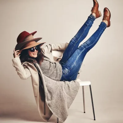 comme-si-le-chapeau-l-avait-dans-toutes-les-couleurs-studio-photo-d-une-jeune-femme-assise-sur-chaise-et-portant-un-tas-de-267553501 comme-si-le-chapeau-l-avait-dans-toutes-les-couleurs-studio-photo-d-une-jeune-femme-assise-sur-chaise-et-portant-un-tas-de-267553501